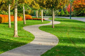 Curved,Sidewalk,,Path,,Trail,At,The,Empty,Street.,Neighborhood,Scenery.